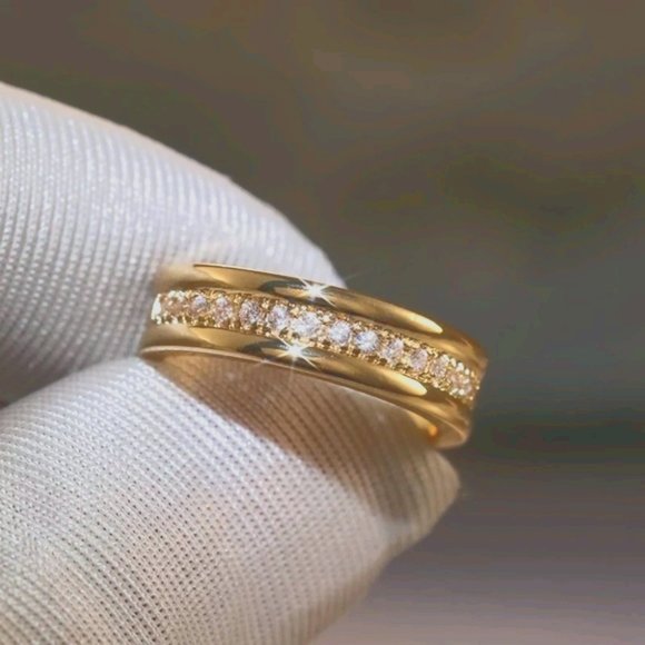 Classic Wedding Ring w. Middle Paved CZ Stones - Picture 3 of 4